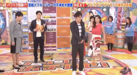 朝比奈彩が蹴るとスカートからパンチラ