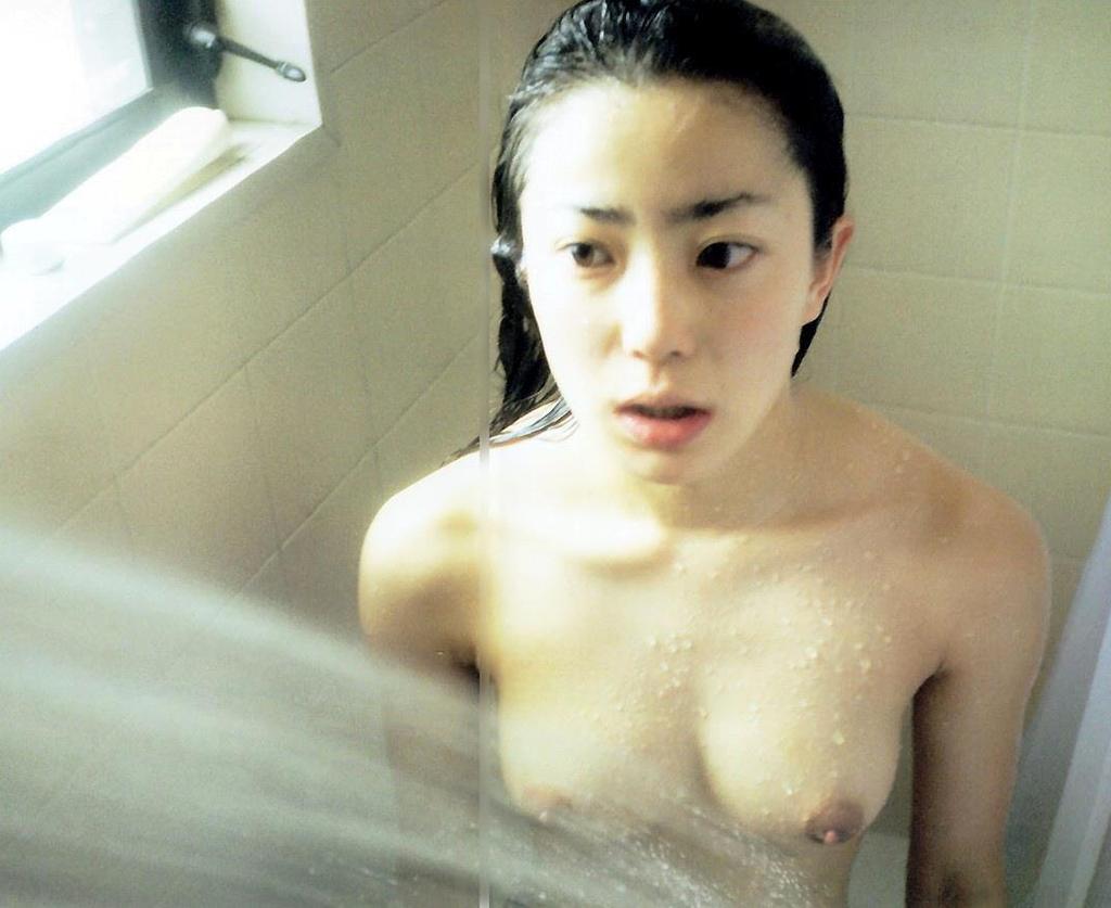 菅野美穂がシャワーを浴びてるヌード