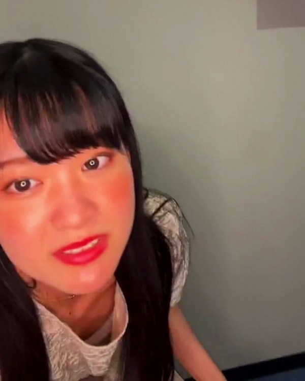 大西亜玖璃　胸チラ画像