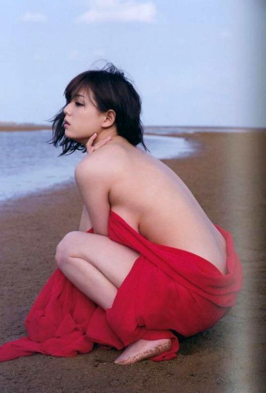 篠崎愛　横乳、谷間画像